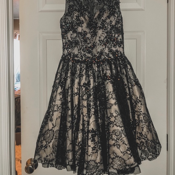 Beautiful black and gold lace cocktail dress - Picture 3 of 3